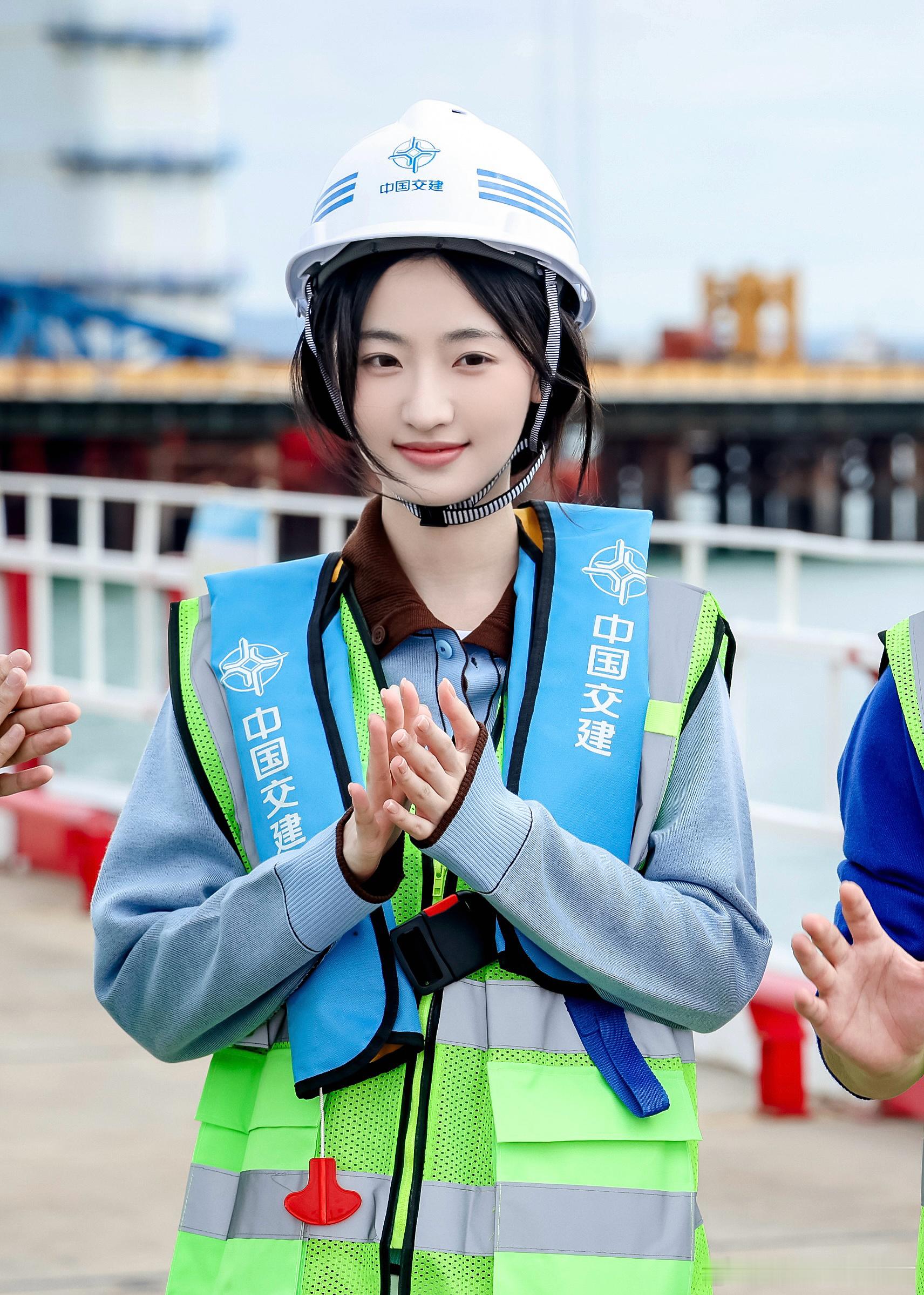 剧里是灵气十足的小神医，剧外也可以是力气十足的 ，央视镜头下认真学习的妹宝简直闪