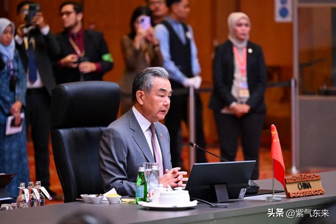王毅外长在马尼拉会见东盟秘书长高金洪时，直接点名仁爱礁事件是菲律宾部分军警势力蓄