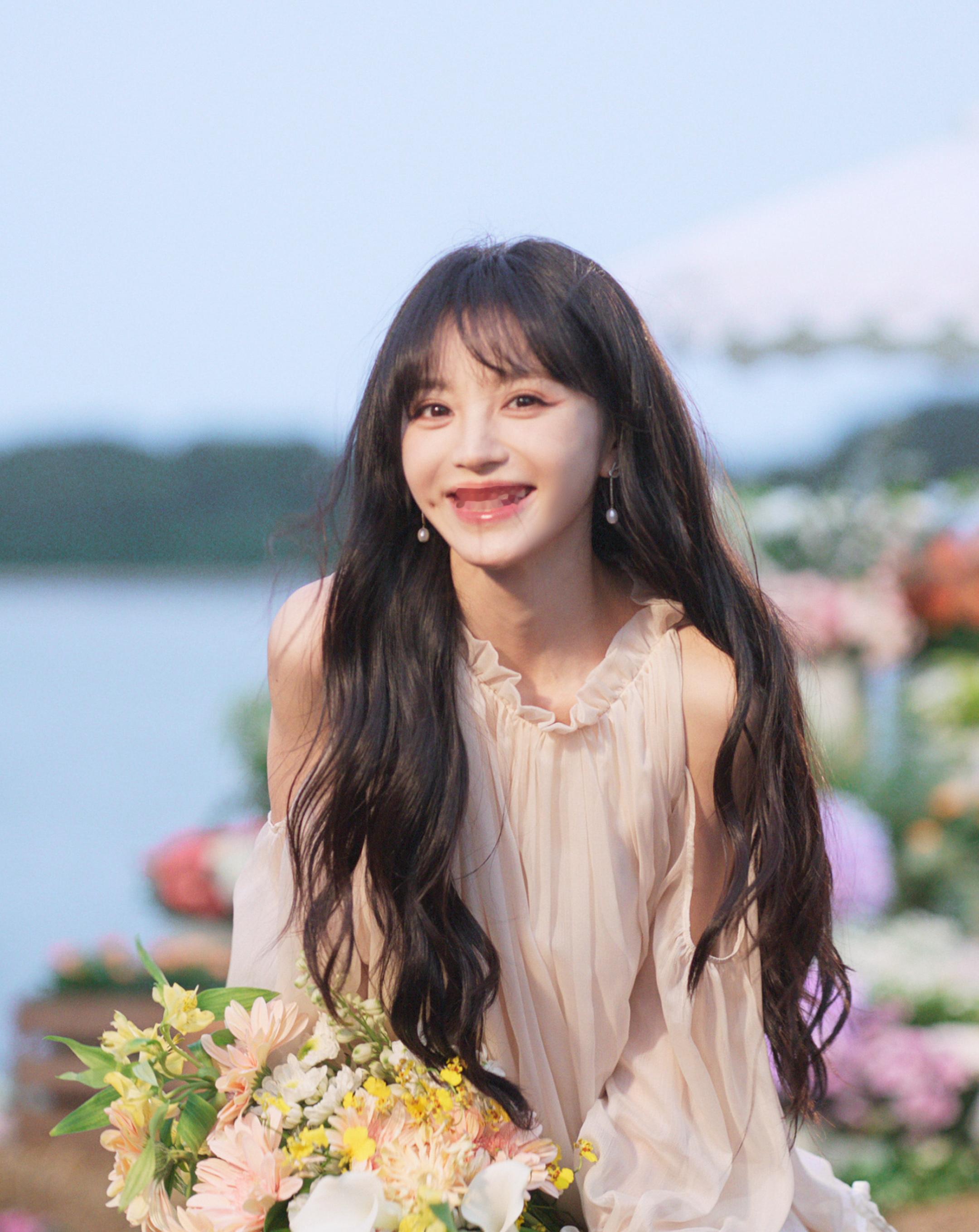 vivoS50系列美学大使田曦薇  逛街正好路过小田的大屏直接被戳中！薇薇递花的