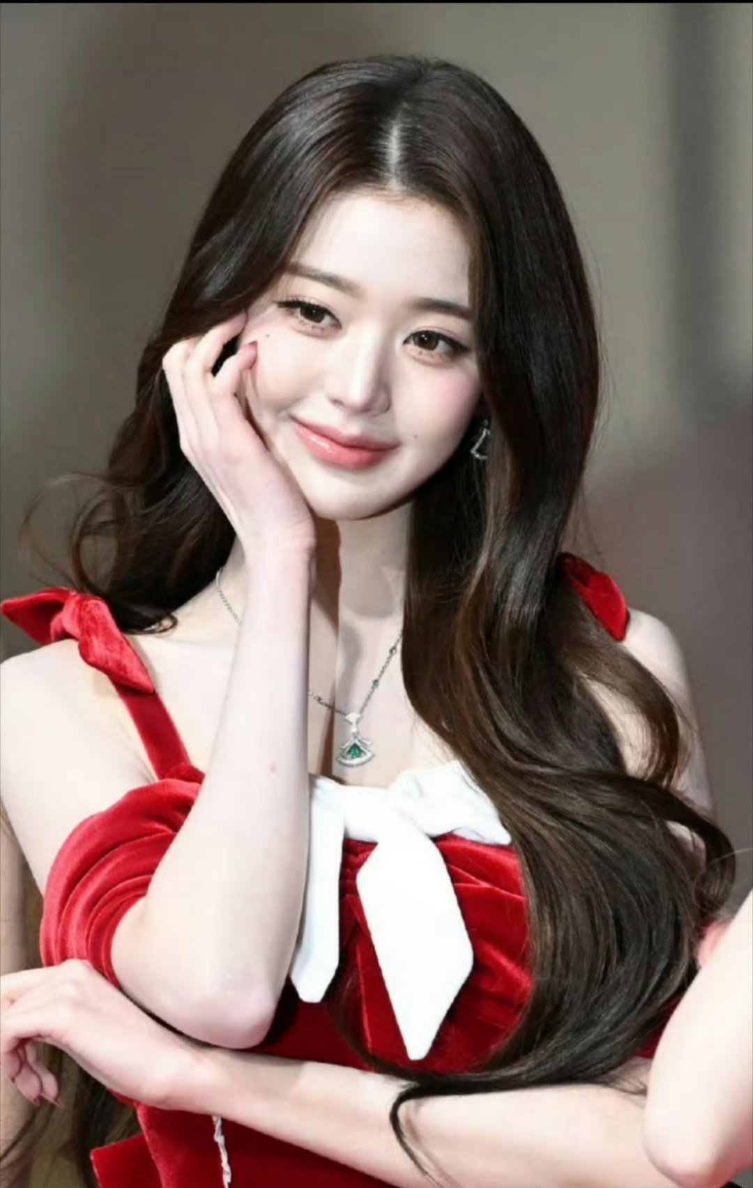 张元英红色圣诞裙，这也太漂亮了吧！圣诞小美女