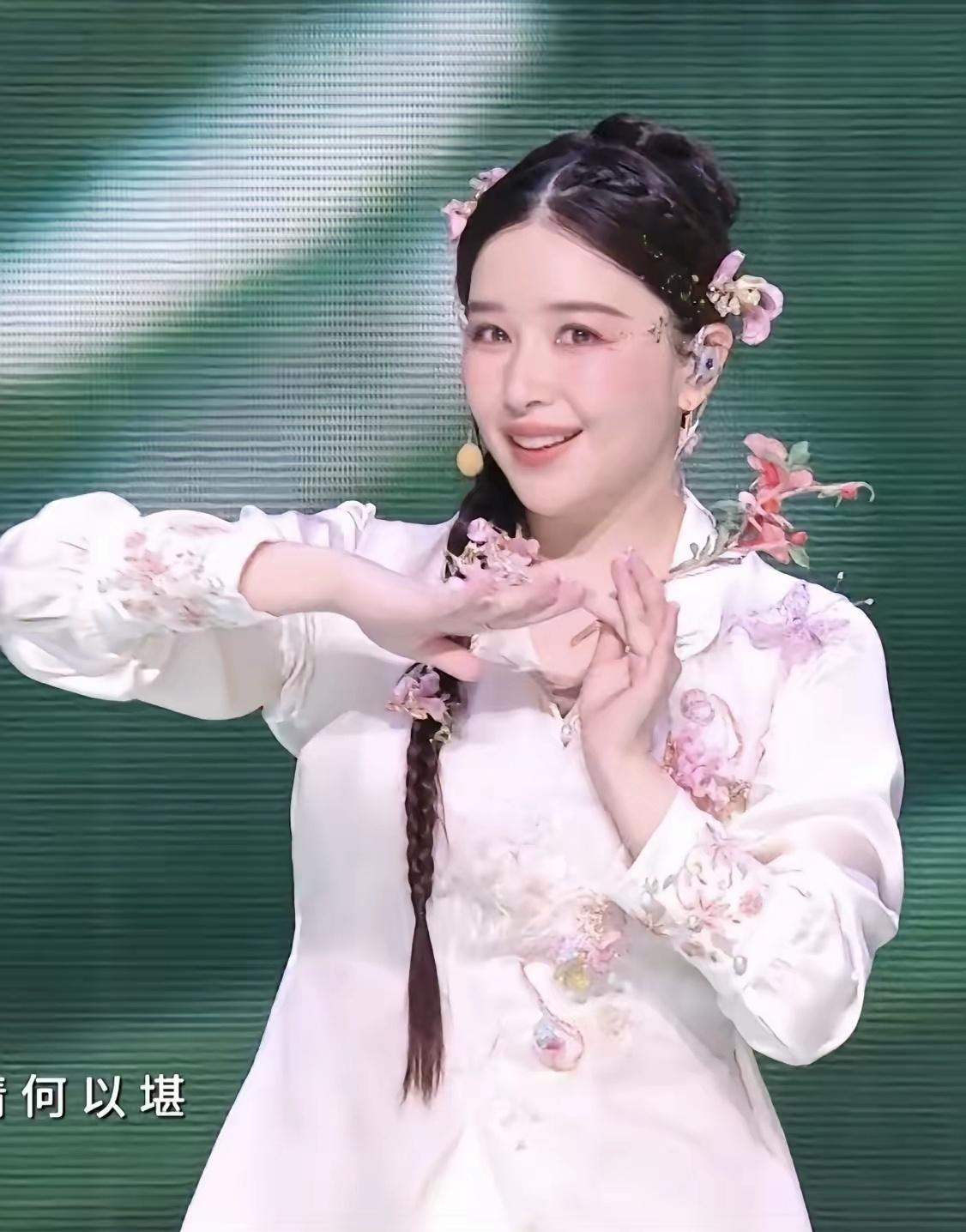 好奇阚清子这种程度是多少斤[思考]
听说上镜会显胖，像阚清子这种胖瘦程度现实里是