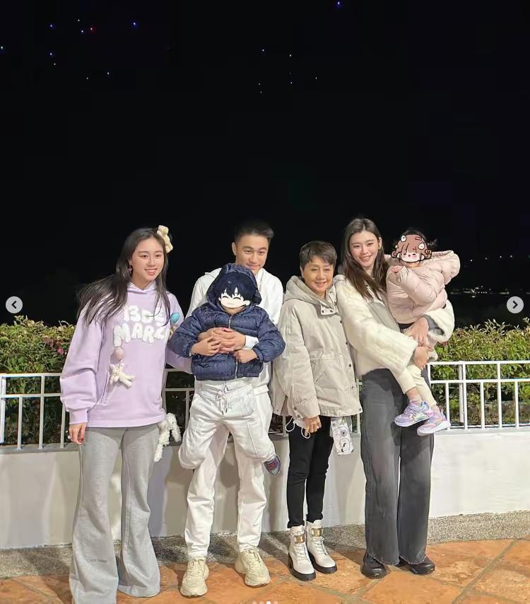 老舍先生在《骆驼祥子》里说过，“情种只在大富大贵之家！”

毕竟，纯爱对于普通人