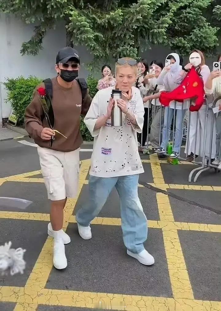 曾经多么阳光开朗的鹿晗，现在畏畏缩缩，畏手畏脚，都怪司晓迪 