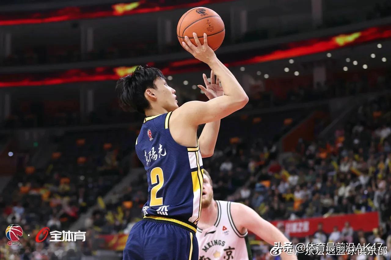 徐杰最后时刻突破后抛投打板球进直接杀死比赛！同样的剧情曾经在山西身上也上演过，当