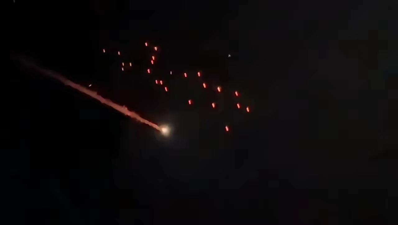 战争进入第三天，伊朗持续猛烈反击并发射集束弹，大量伊朗导弹成功突防！
​3月2日