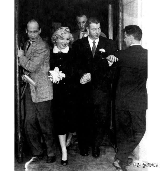 这张照片拍摄了玛丽莲·梦露（Marilyn Monroe）与乔·迪马乔（Joe 