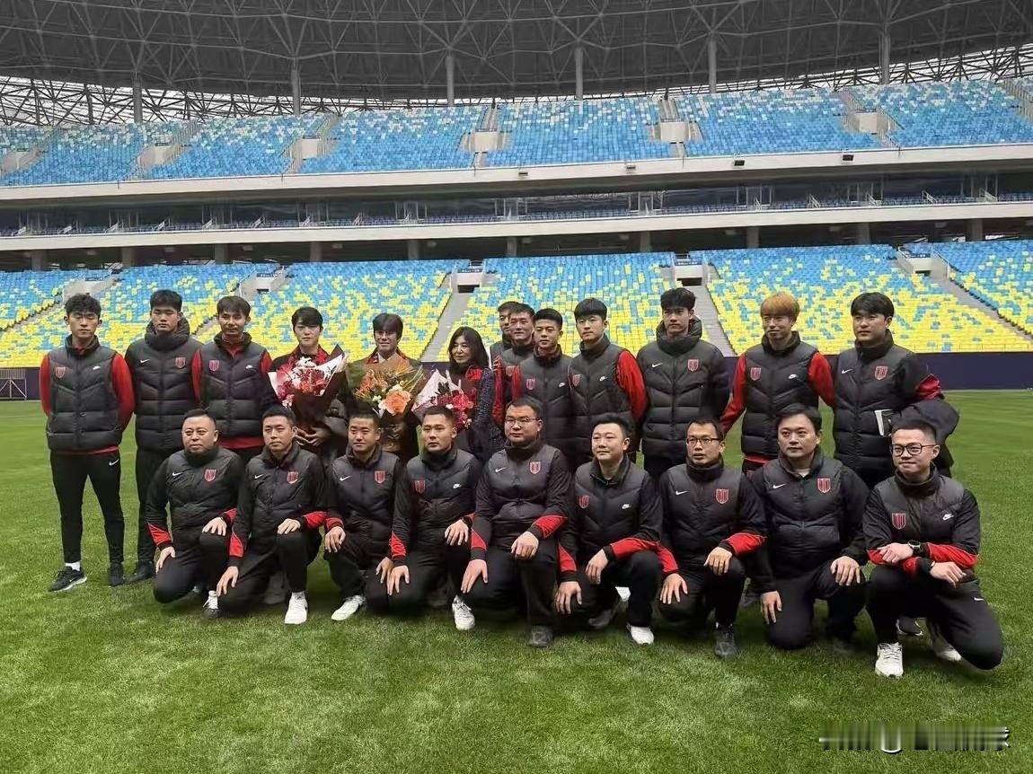 蓉城球迷向政府网站投诉球队管理层…不得不配合蓉城球迷的代入感真的太强了，有球迷在