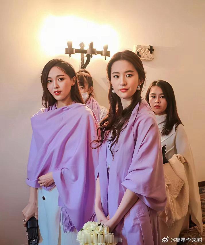 刘亦菲唯独给两个好姐妹放过伴娘，这是何等的关系，才换来刘亦菲这份友谊 