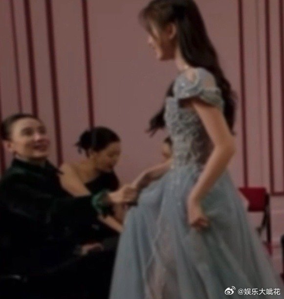 宋佳看虞书欣满眼都是欣赏宋佳看虞书欣VS李湘看王诗龄 W盛典后台 虞书欣路过宋佳