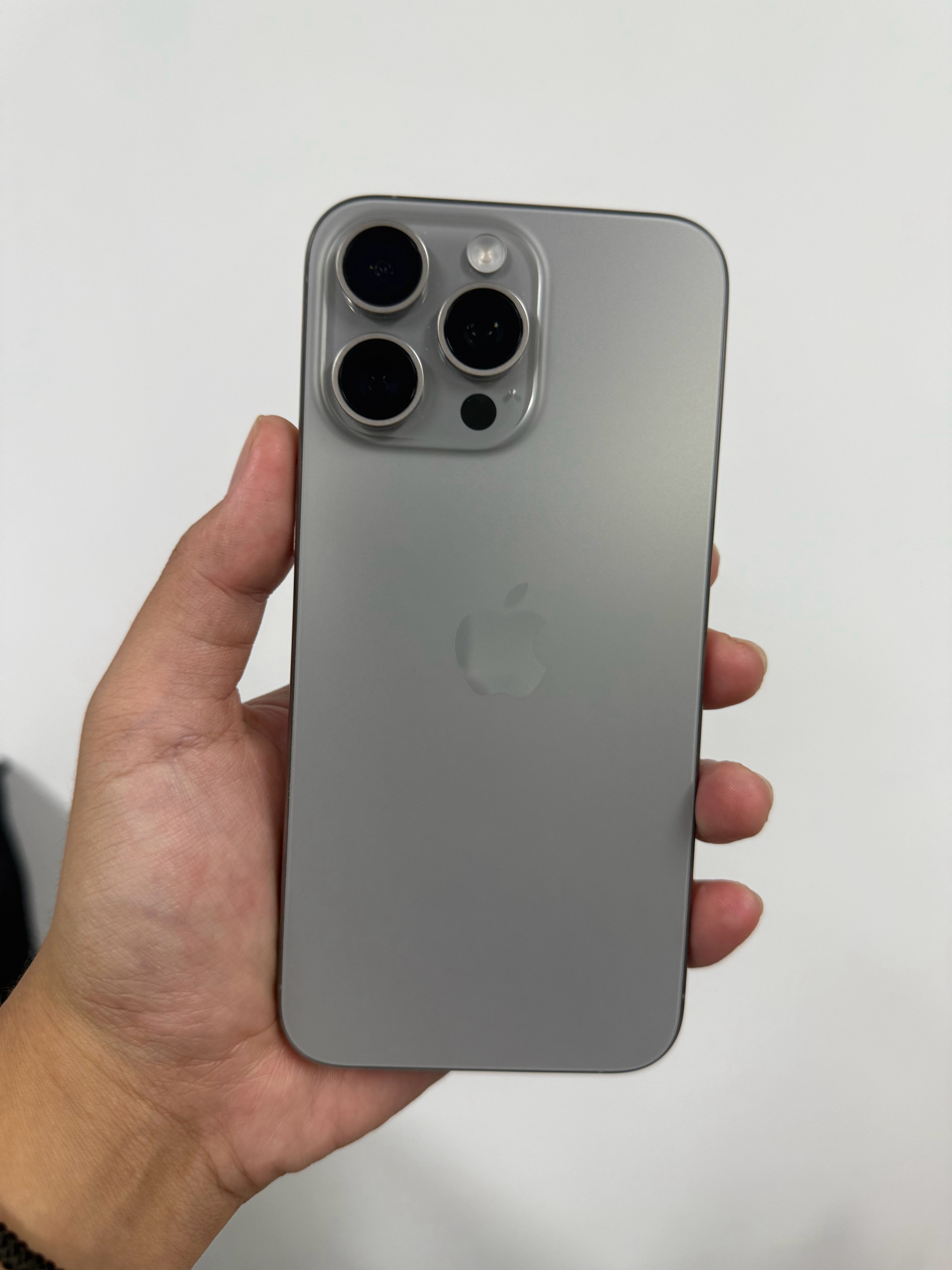 你们都用上正式版ios26 了吗？好用不？？我觉得不好用，卓里卓气的，还有Bug