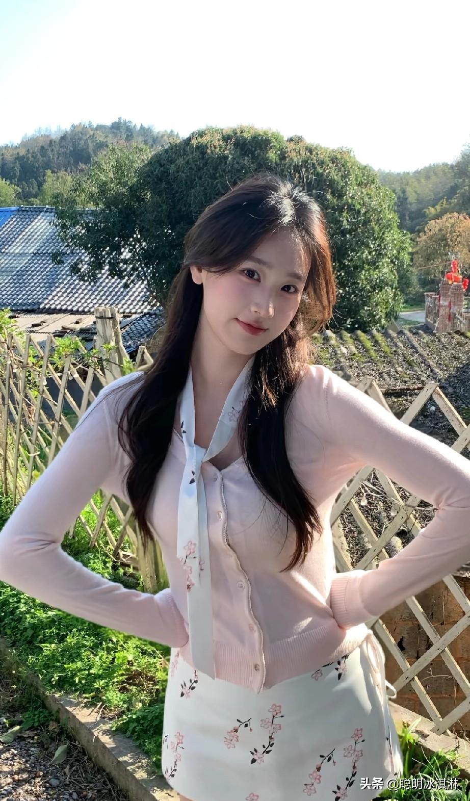 阳光下的少女，清新自然，绽放微笑