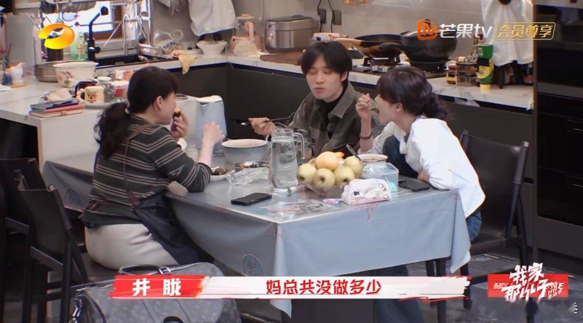泰国高卿尘被东北菜going到  看高卿尘吃东北菜，才发现美食真的无国界，他对蘸