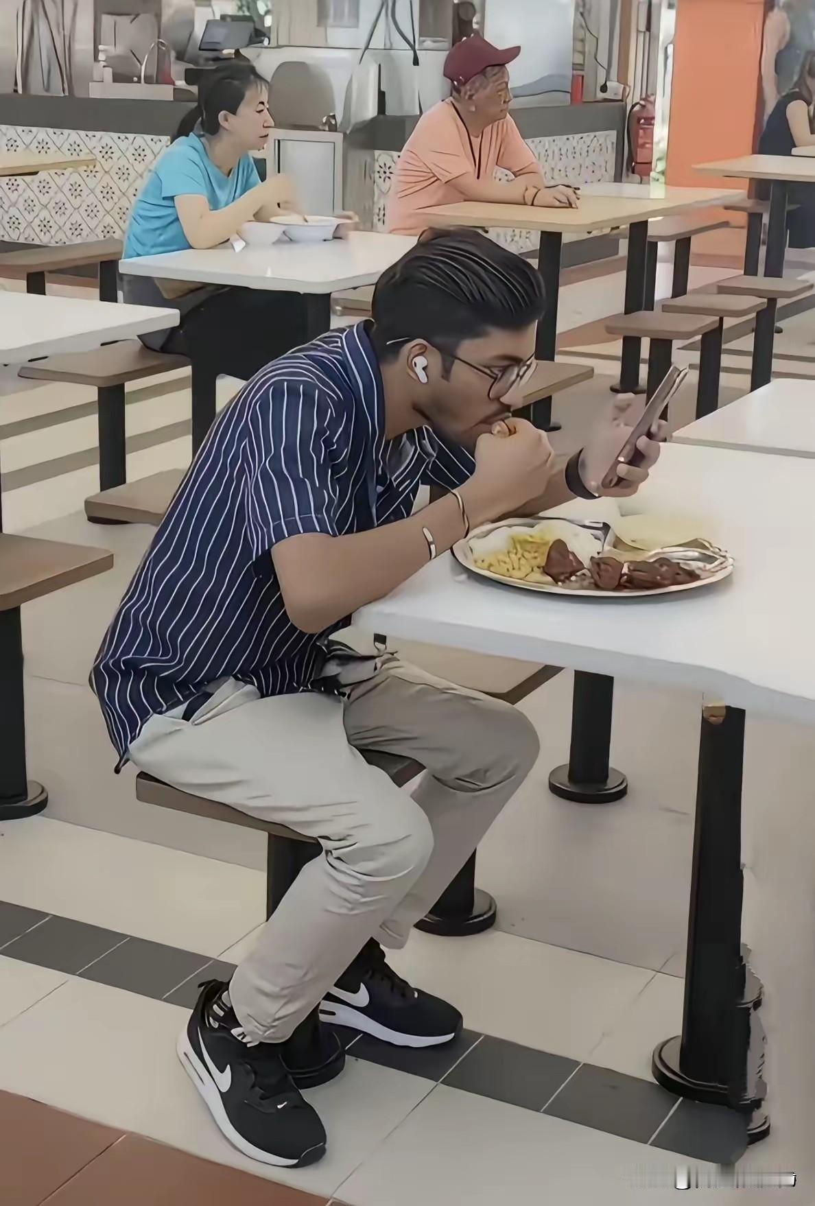 你能接受印度人用手抓饭吃吗完全不接受，并非是歧视印度人，手抓饭的习惯太不卫生，让
