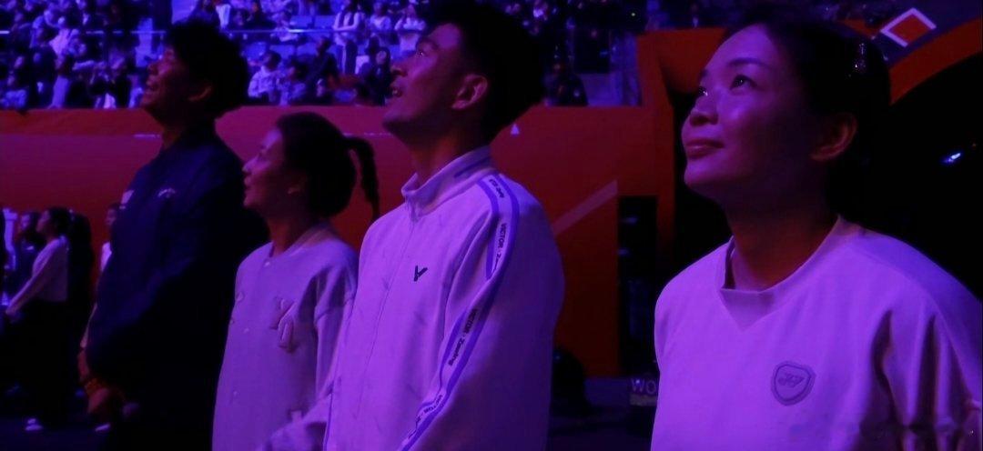 早知道终有一别，却在见证功勋谢幕的此刻溃不成军。全程看完退役仪式，眼泪藏不住地往