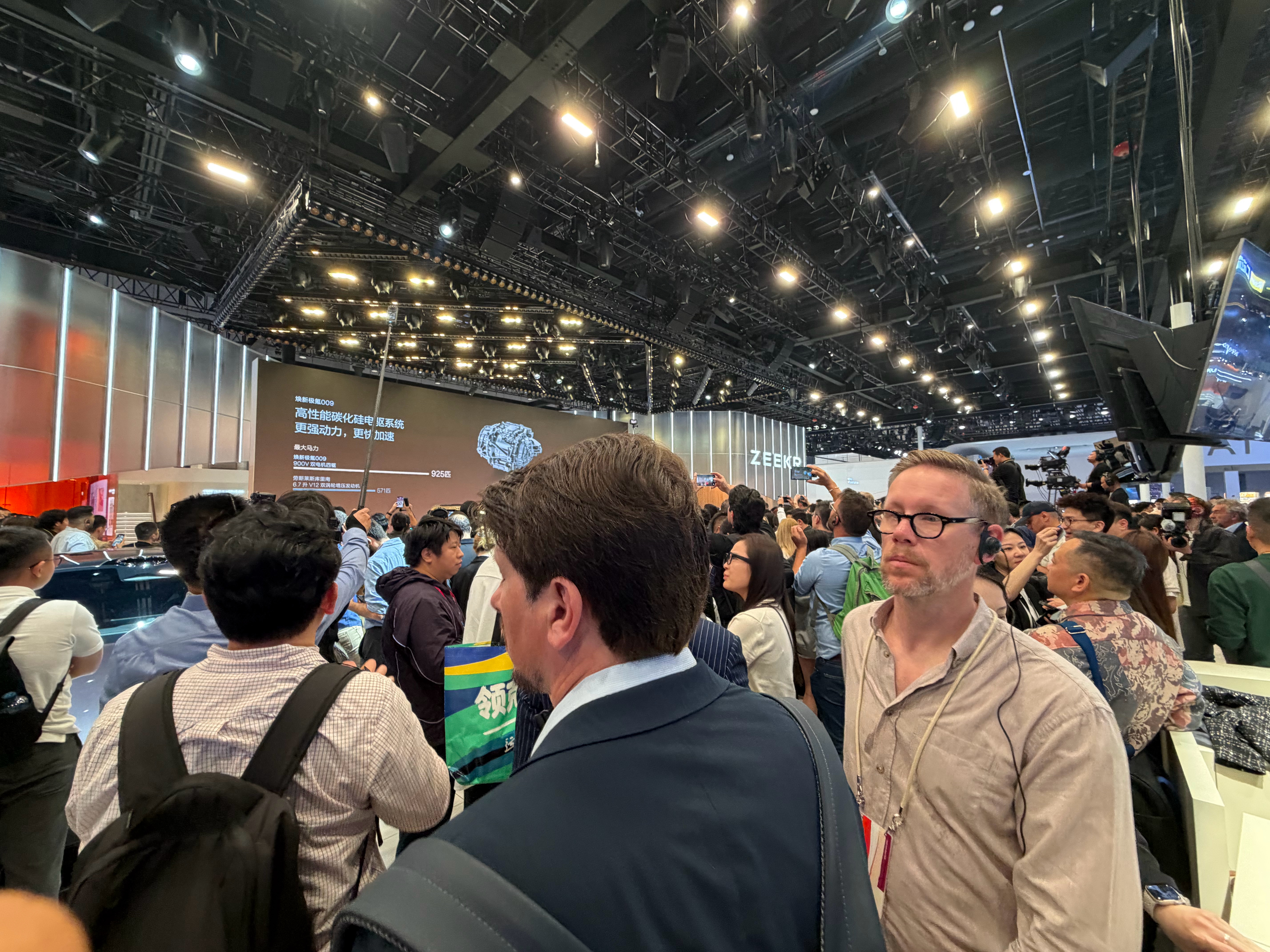 国际车展的标志就是放眼全是老外在签到台还强行做了个业余翻译2026北京车展我与汽