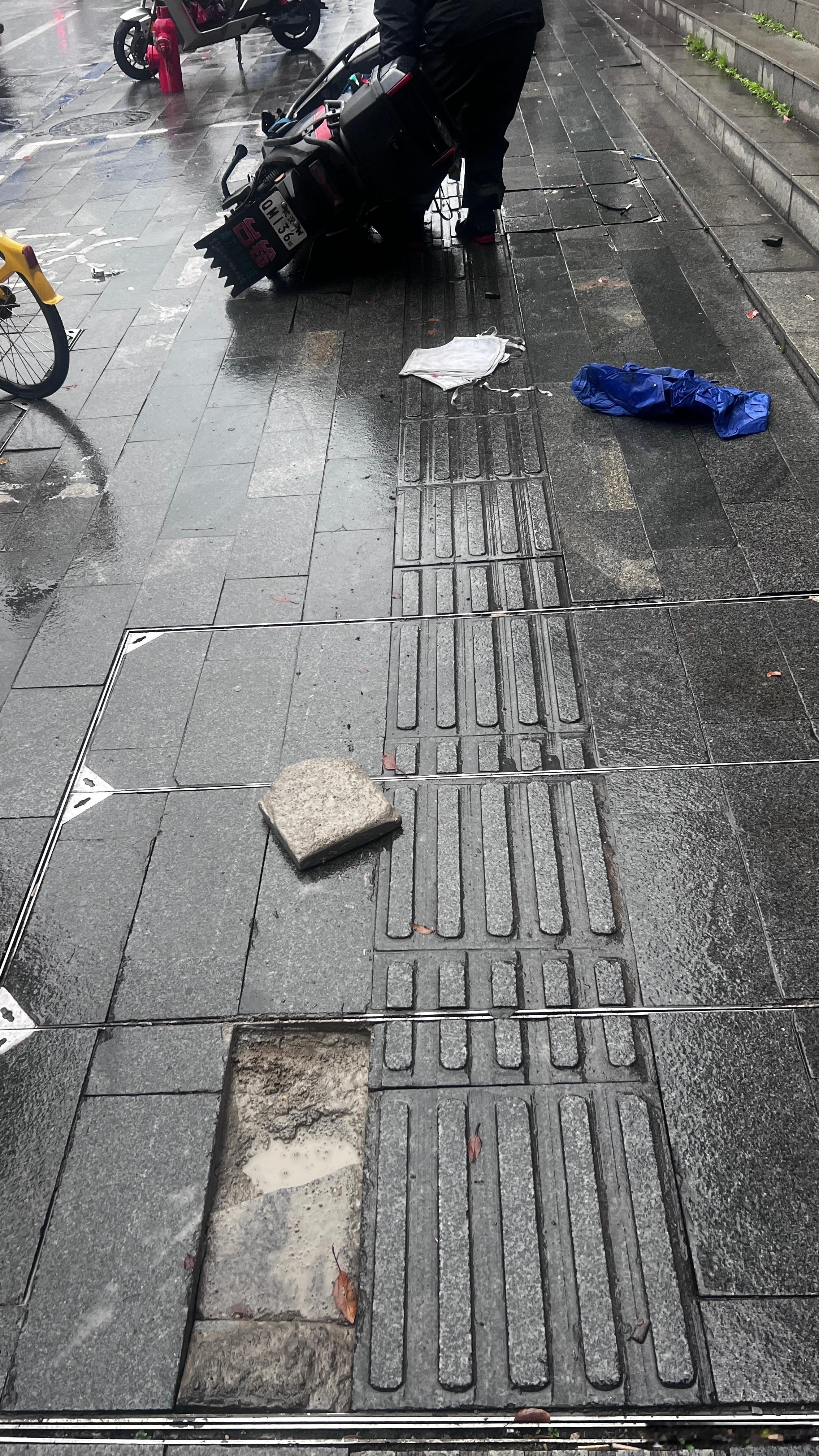 虽然路有问题，但这是人行道，旁边有非机动车道你不走，怪谁呢？各有各的道 ​​​