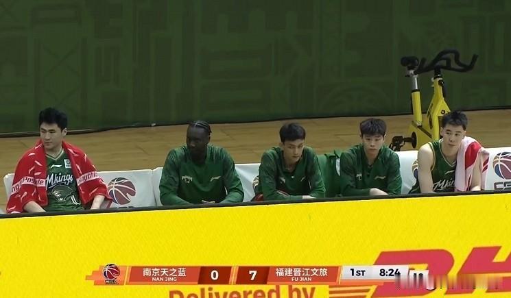 被雪藏了！同曦男篮对阵福建男篮上半场结束，同曦男篮44-49落后。由于两大主力赵