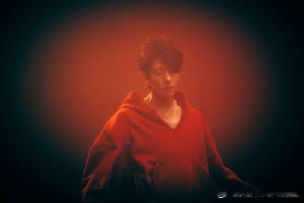 歌手 朴孝信[超话]  将于12月4日发行新数码单曲辑《HERO》。 