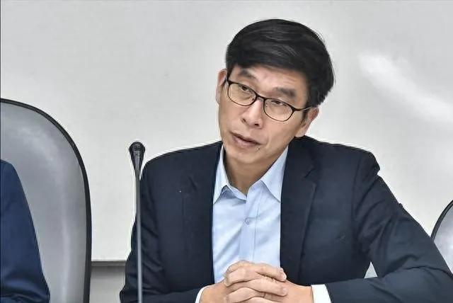 钟佳滨透露，民进党团本次递案仅两焦点，一是在报告事项排入“军购特别条例”，二是在