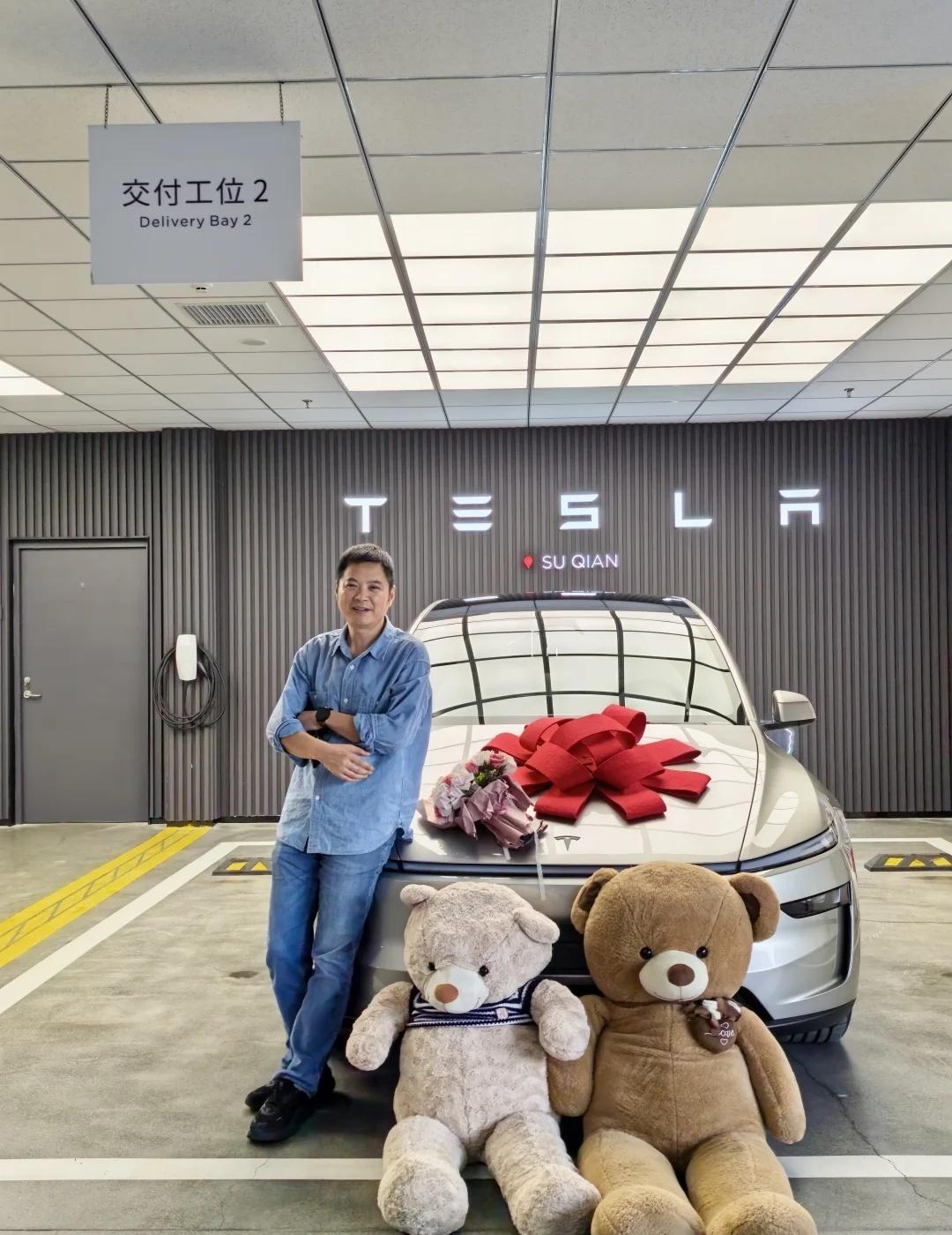 终于轮到我提特斯拉啦！今天直奔门店，顺利把心心念念的Model Y开回家👋
陪