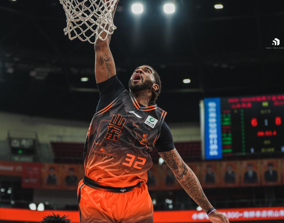 12月22日，山东男篮继续坐镇主场，对阵曾经的苦主深圳队。这场比赛，山东男篮的防