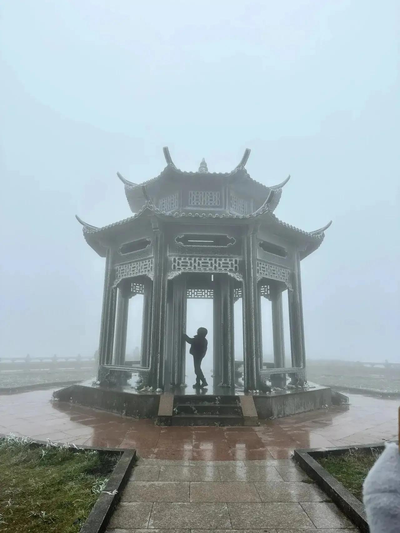 谁说广东冬天不下“雪”的？让北方的朋友看看粤东北梅州市的“冰天雪地”景色。
据梅