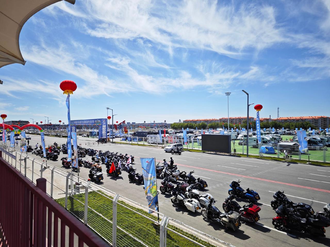 27度的大庆夏天，晴空万里！中国大庆房车文化节第三天!500+房车及800+机车