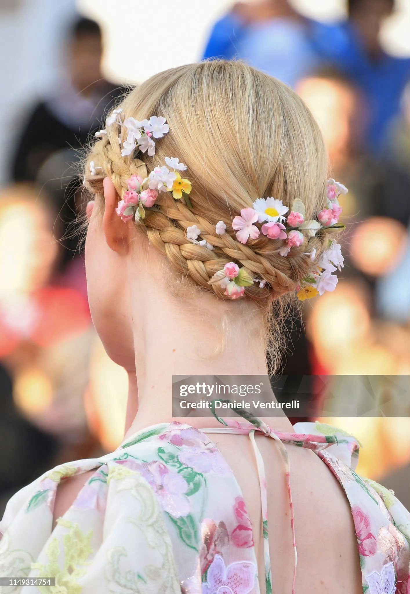 2019年戛纳电影节，Elle Fanning 穿华伦天奴2019春夏高定亮相，
