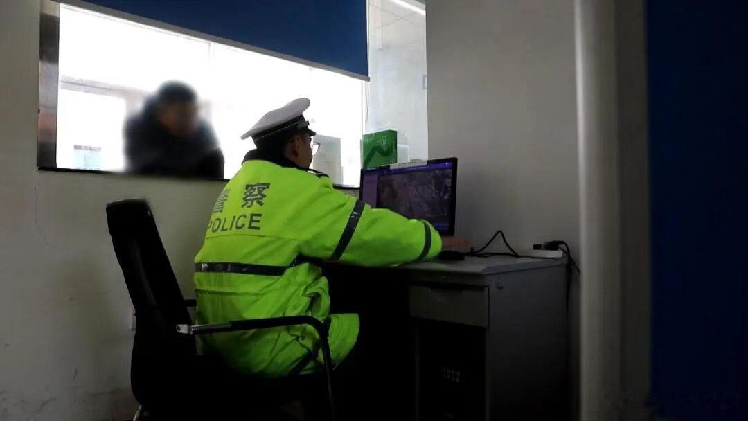 【爱车安全贴士 北京街头发生一起交通事故，司机已申请保险理赔流程准备修车，却被交