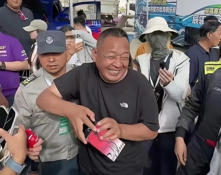 于东来自带幽默感！现场有人提出疑问，希望胖东来改造地库，方便高车身长城车辆通行。