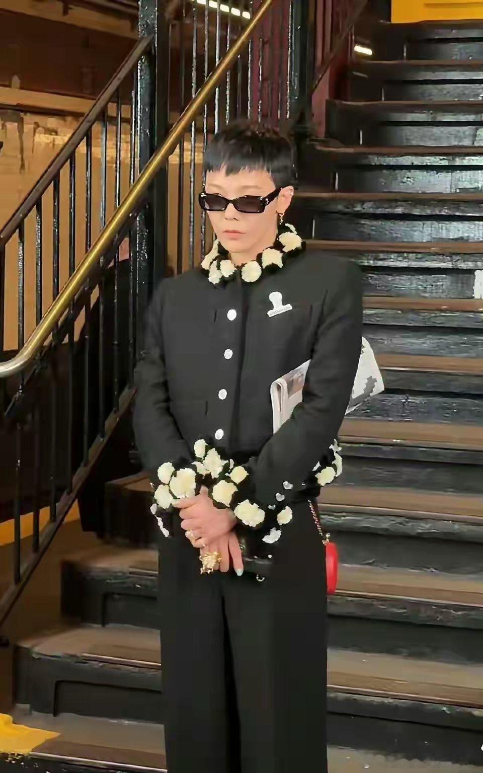 权志龙狗啃刘海炸热搜！黑发造型梦回十年，顶流再定潮流纽约香奈儿高级手工坊大秀上，