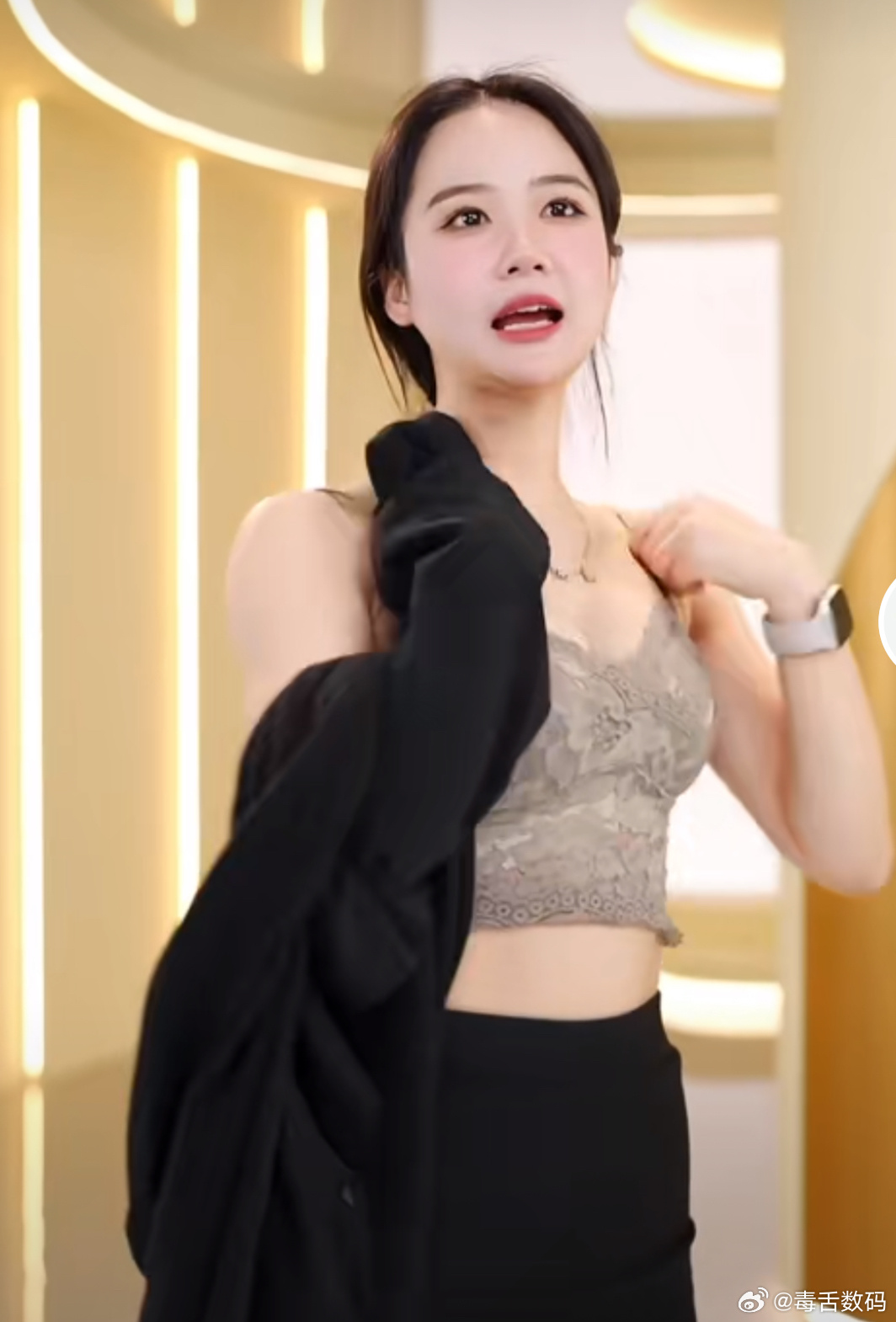 恒源祥直播间女主播穿着暴露引争议 有啥争议[傻眼] 