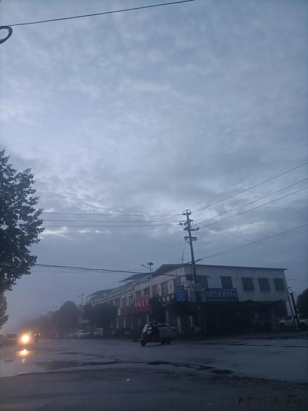 早晨的天空！
今天起了个大早！早早的吃了饭，来到路边等车！
昨天下了一整天的雨，