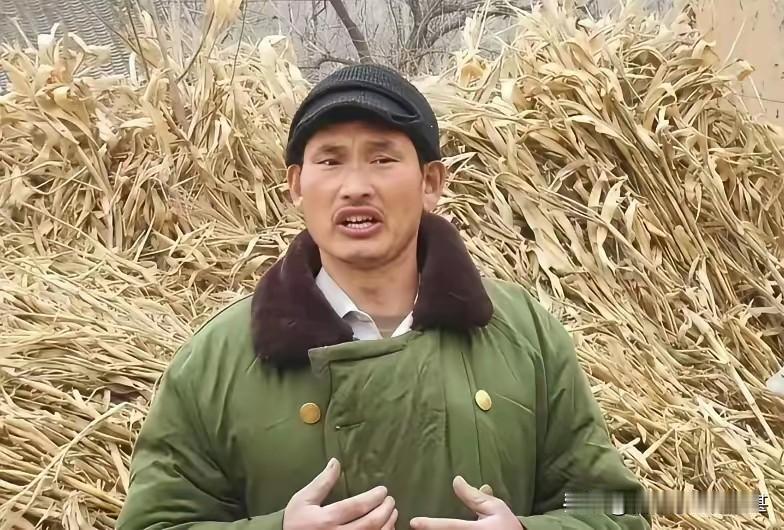 大衣哥这穿着猛一看，知道的是去演出，不知道的还以为是那个航空公司的空姐呢？现在，