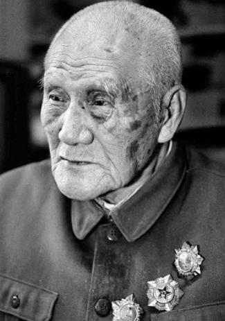 1941年，一名刺客抡起手中的木棒，向毛泽东的后脑狠命砸去，危急关头一警卫员用胳