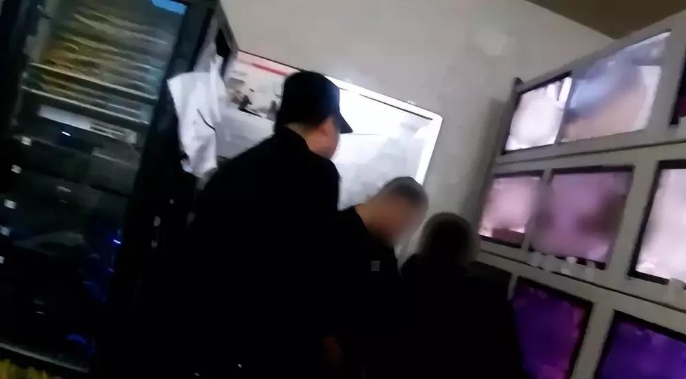 2月24日大连发生了一件让人又惊又喜的事儿。
张女士把装11万现金的绿色袋子放家