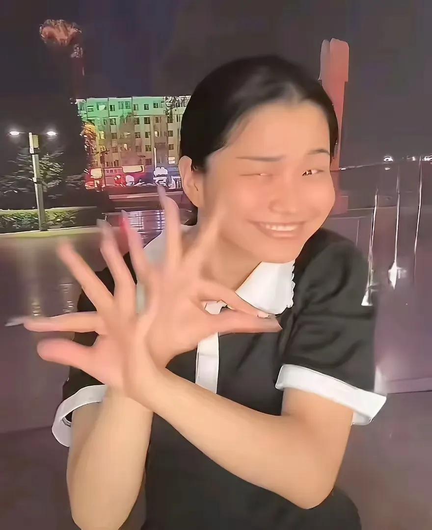 我第一次把“猥琐”，用在女人身上。手好看，脸猥琐，在这条赛道上，目前，她没有对手