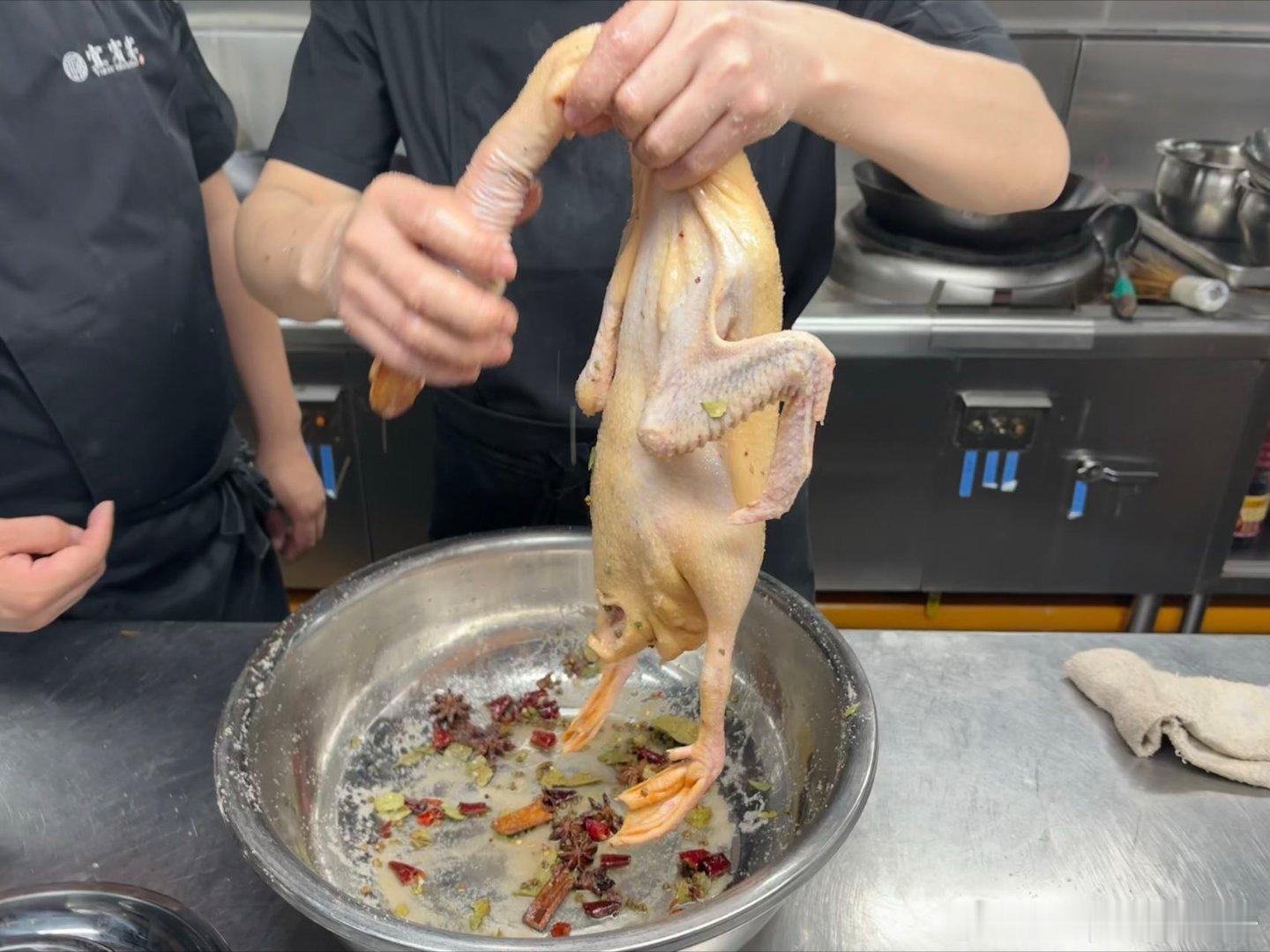 我对吃一向很茫然也不上心。你若是问我某某吃过没有，我一定是回答没吃过。但你要是端