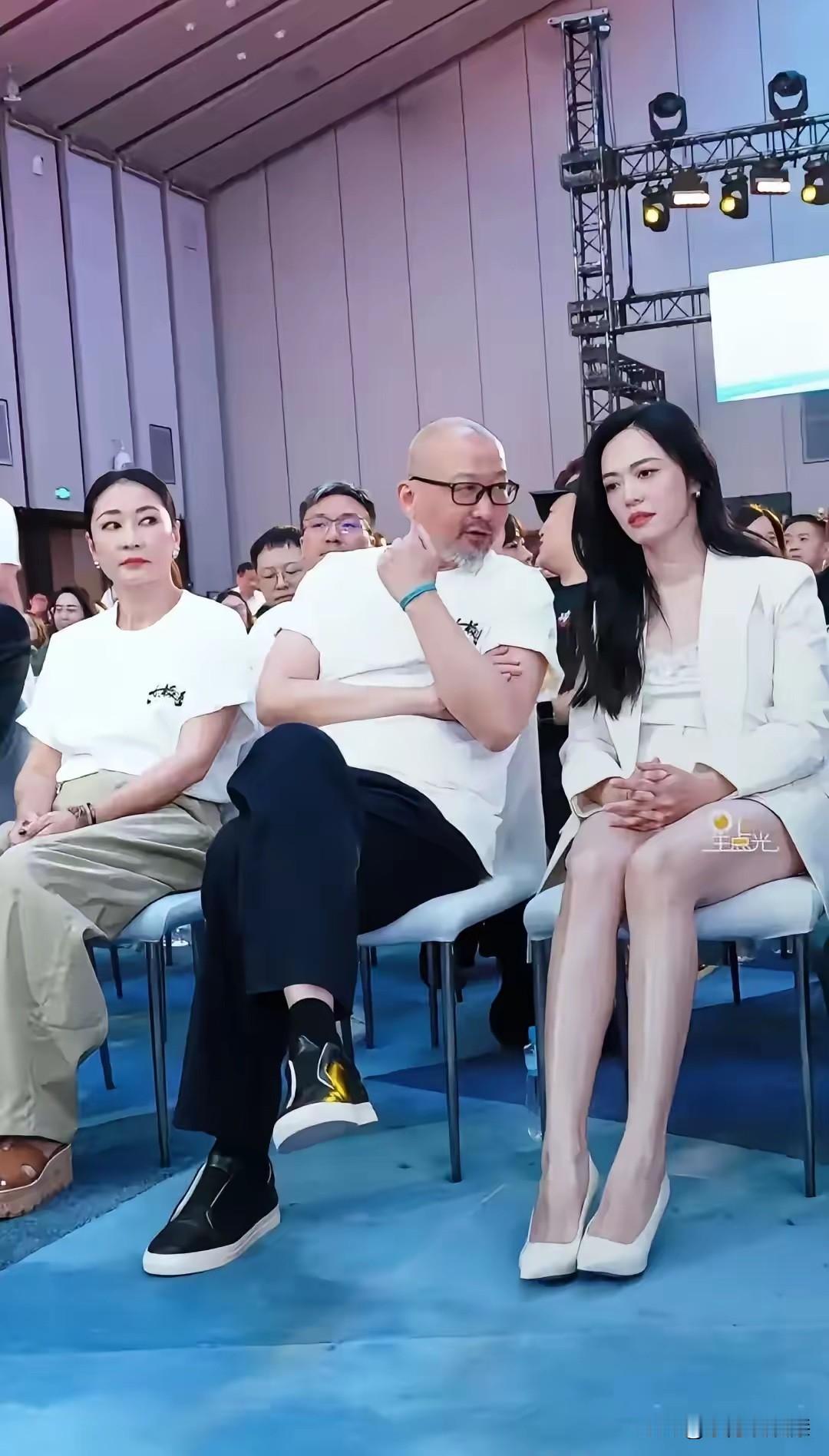 这个截图很“下作”！
人家老公就是跟别的女人聊个天，硬是把老婆的自然反应定格话，