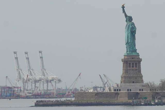 最近曹德旺在接受采访，提到关于美国关税问题的时候，表示大不了就把在美国的厂子关掉