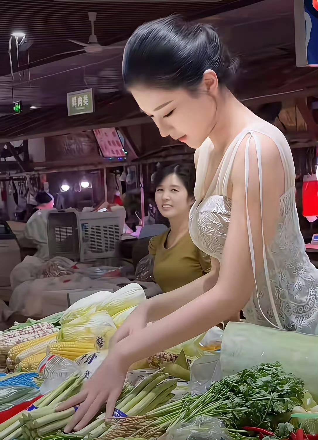 卖菜西施，大爷大妈的眼都直了，你还好意思还价吗？她说一天能卖掉1吨菜，你相信吗？
