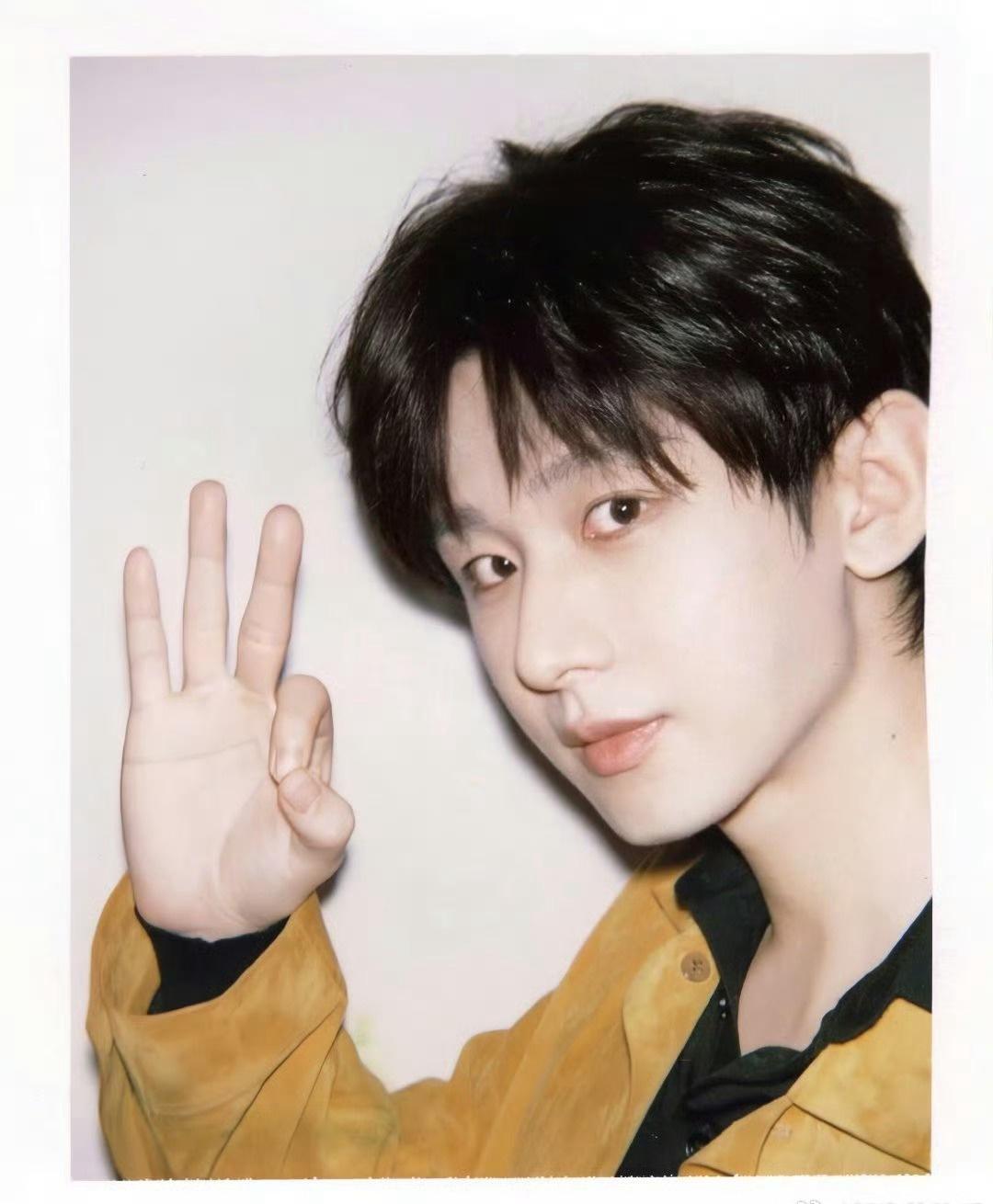 睡前，记得预约《两京十五日》。就只爱看淇淇的作品。@成毅