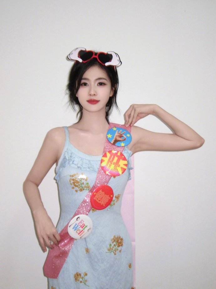 白鹿生日合影白鹿生日蛋糕大片白鹿生日合影，白鹿生日蛋糕大片，谁懂一下这个白鹿已经