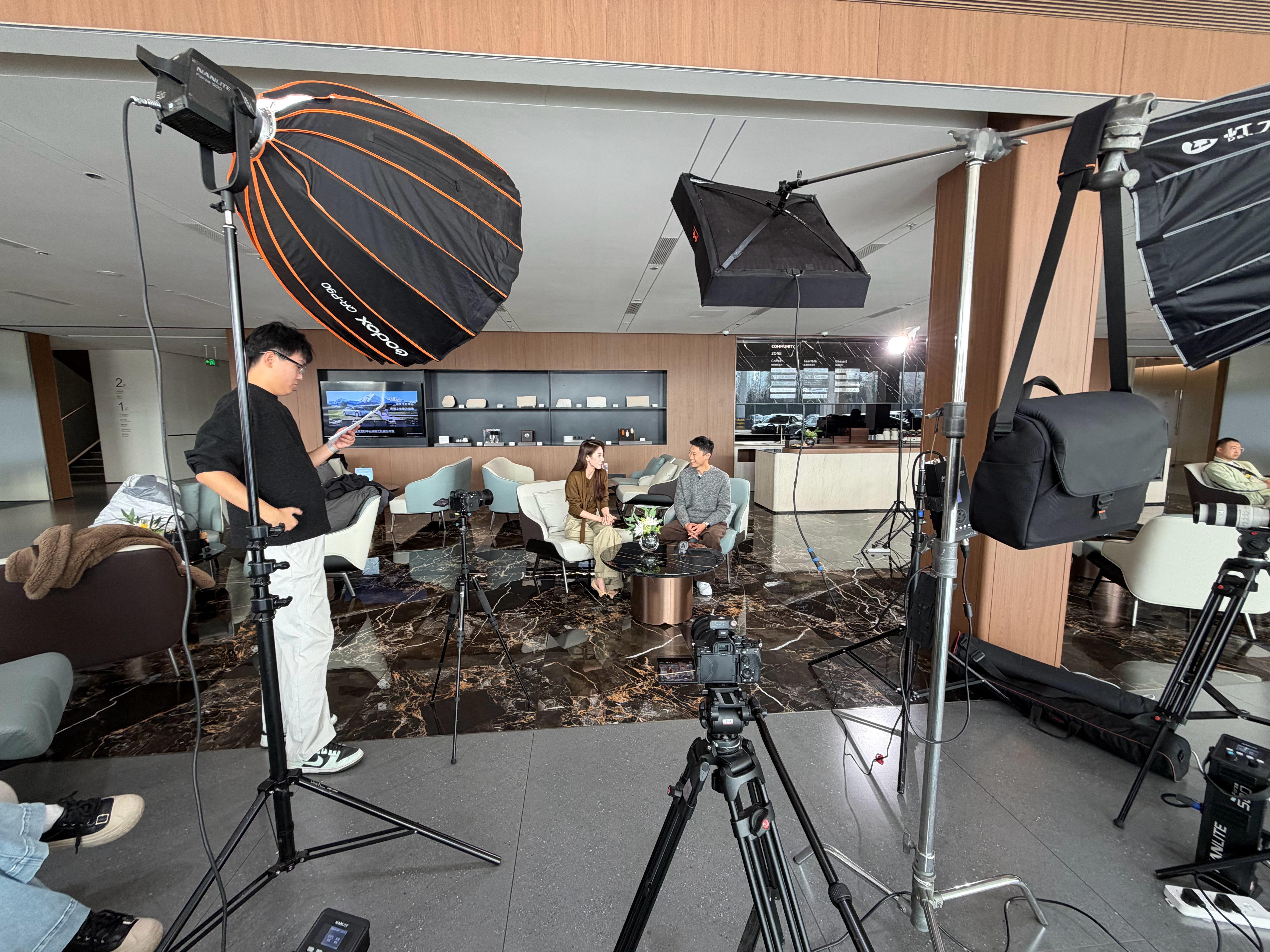 今天拍的项目片子是访谈形式，你们猜猜是哪家车企的项目