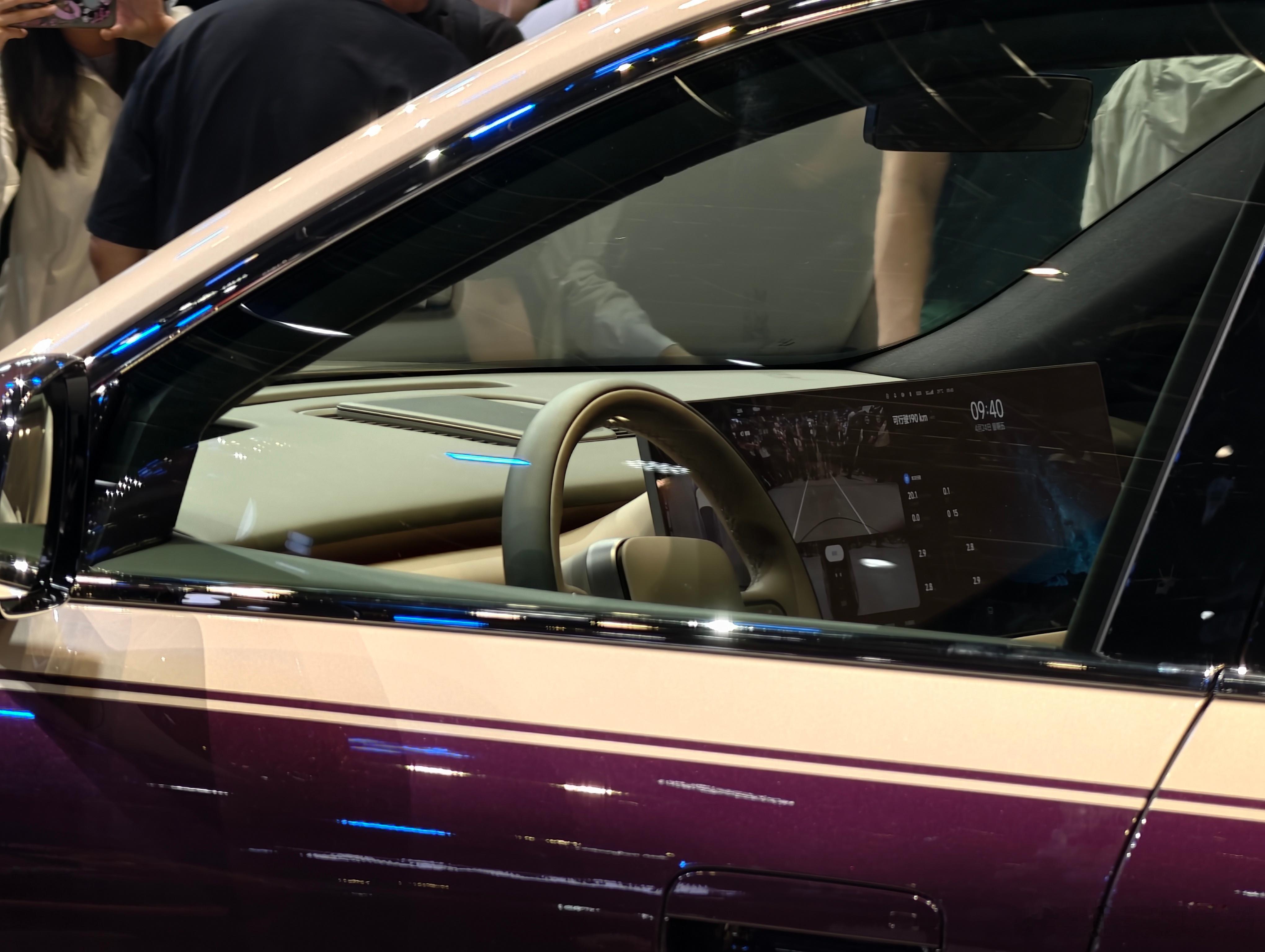 这张应该很清楚了…1、双色方向盘，外圈不怕脏了…2、HUD应该会升级，大家想要的