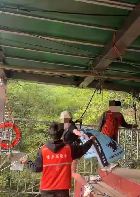 关于悬崖秋千这件事  
我突然发现了一个细节，  
不是滑索的问题，也不是赔偿的