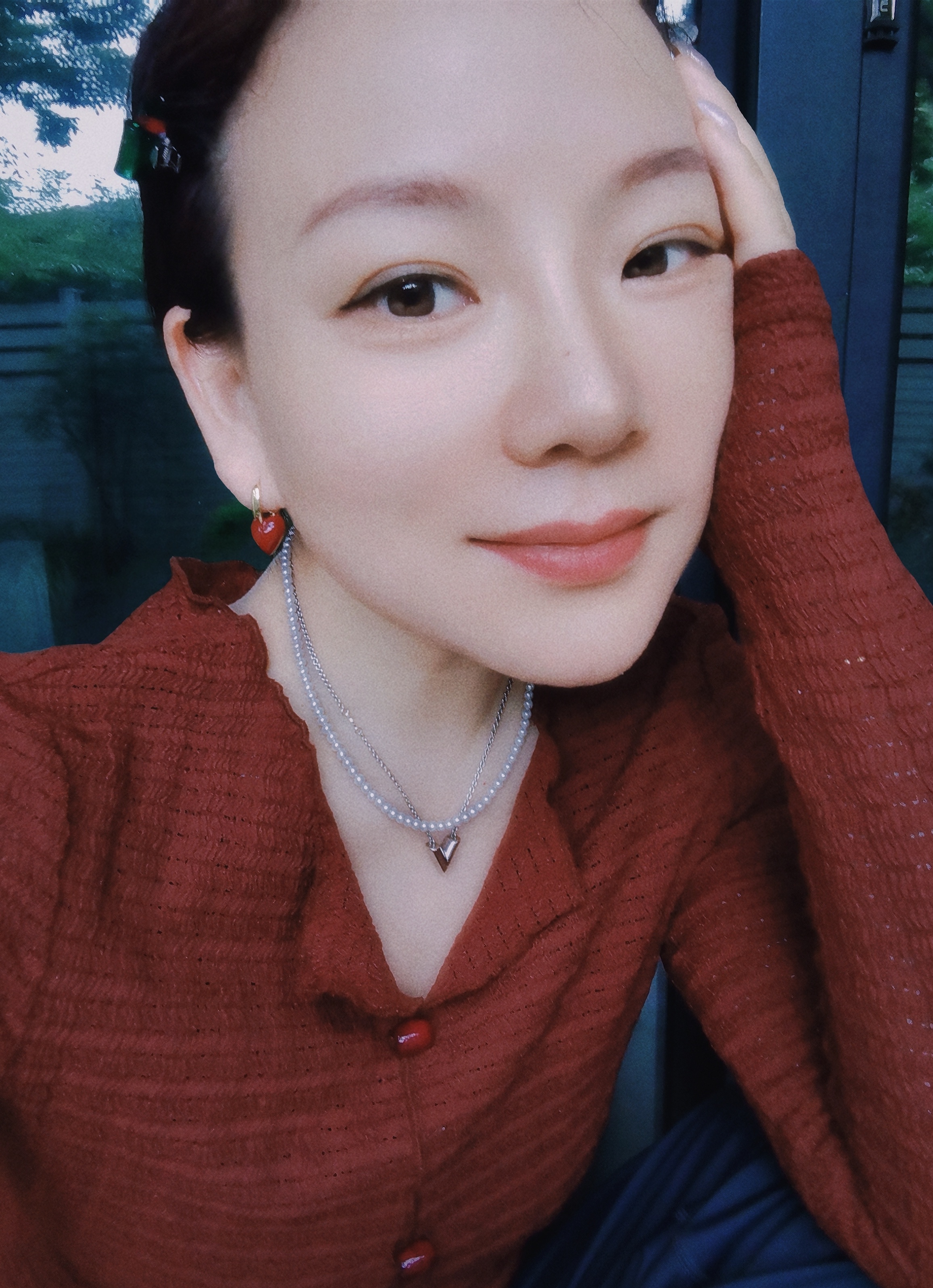 生活手记 今天仍然落雨，就继续长袖衫。我选择红色衣服的概率很低，这件买了两年，穿