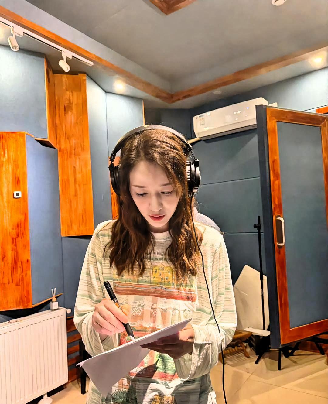 网传李小冉退赛那天，她正在排练厅练到凌晨。膝盖旧伤复发，没停。

4月19日，“