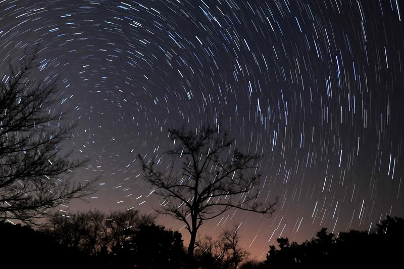 夜色深沉，天幕如绸缎缓缓铺展，繁星闪烁，好似无数灵动的眼睛，静静注视着人间的热闹