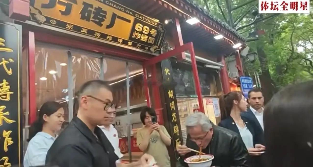 黄仁勋是科技界的传奇领袖，凭远见和偏执带领英伟达穿越周期，用GPU点燃AI革命。